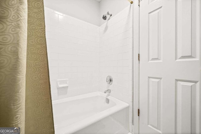 bathroom with tub / shower combination