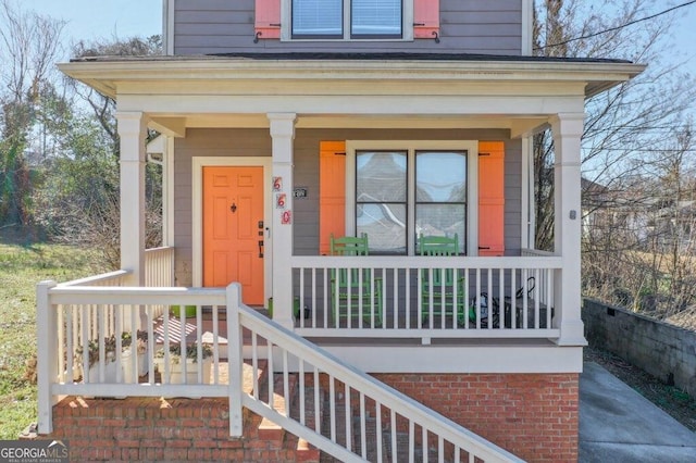 property entrance featuring a porch