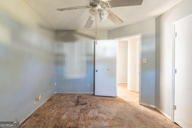 unfurnished bedroom with ceiling fan and a textured ceiling