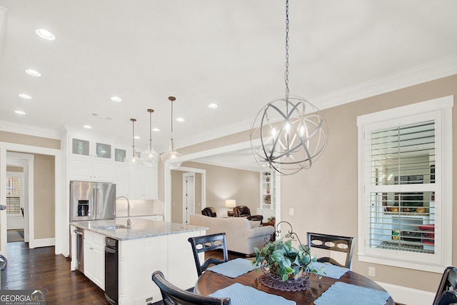 dining area featuring dark wood-style flooring, crown molding, a notable chandelier, recessed lighting, and baseboards