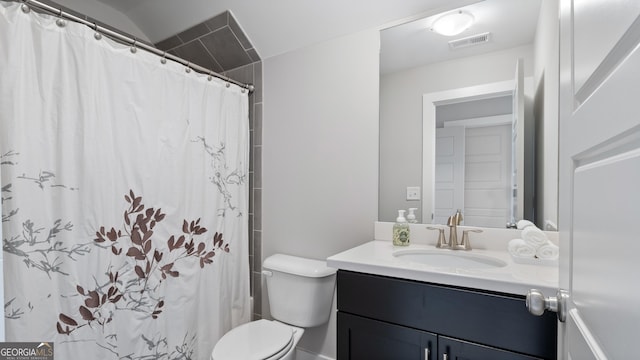 bathroom featuring toilet, curtained shower, visible vents, and vanity