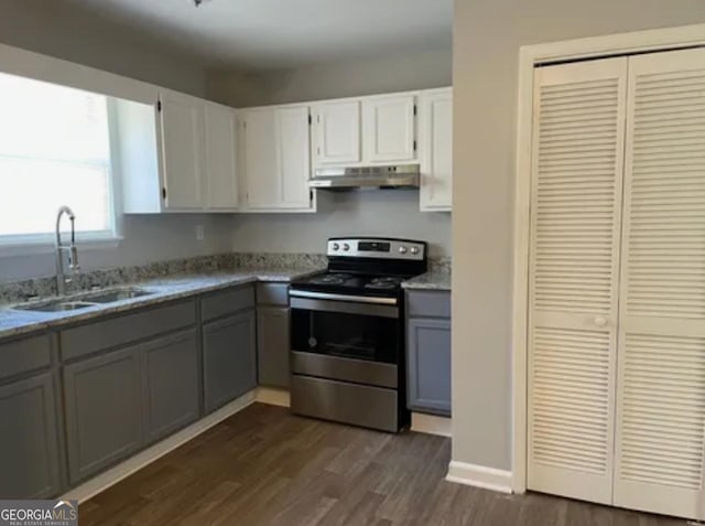 kitchen with gray cabinetry, electric stove, under cabinet range hood, a sink, and dark wood-style floors