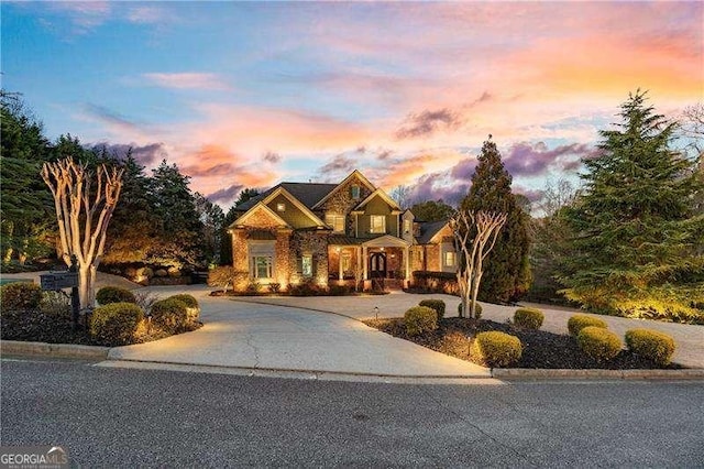 view of front facade with curved driveway