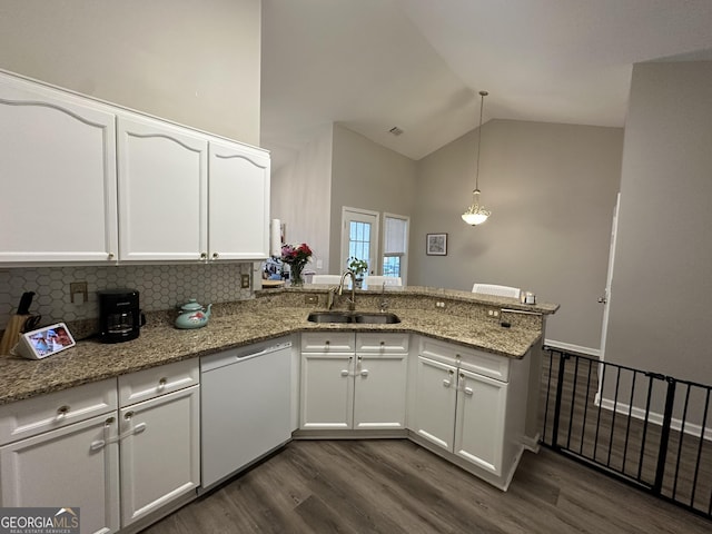 kitchen featuring a peninsula, dark wood-style floors, a sink, white cabinets, and dishwasher