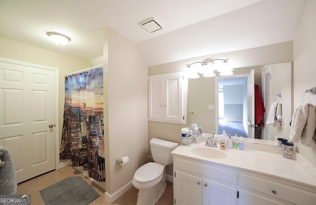 full bath featuring visible vents, a shower with shower curtain, toilet, vanity, and baseboards