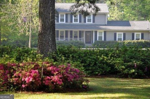 view of front facade with a front yard