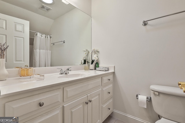 full bathroom featuring baseboards, visible vents, toilet, curtained shower, and vanity