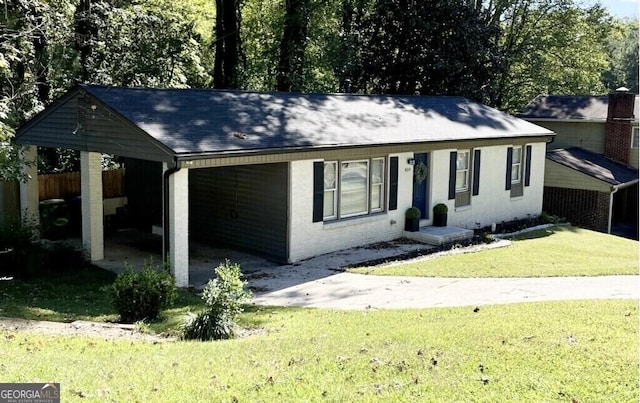 view of front facade featuring brick siding, roof with shingles, a front yard, and fence