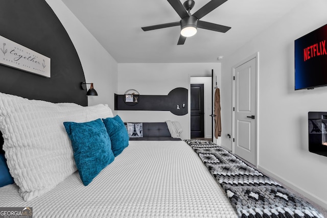 bedroom with a ceiling fan and baseboards