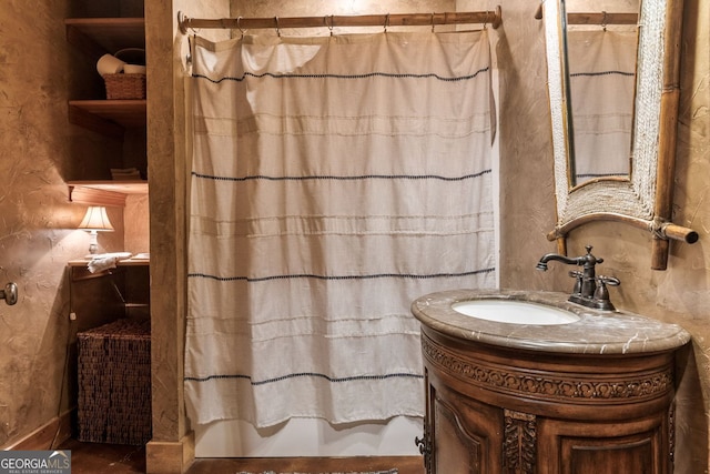 full bathroom with curtained shower and vanity