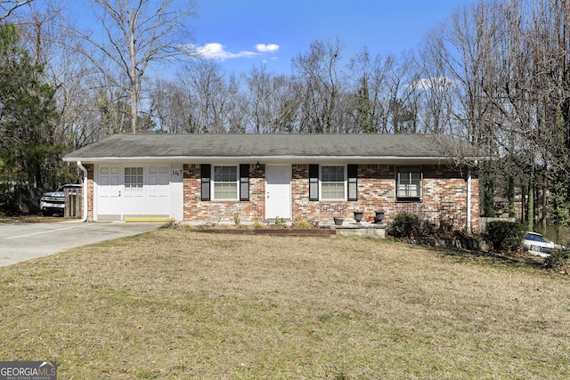 ranch-style house featuring driveway, brick siding, and a front lawn