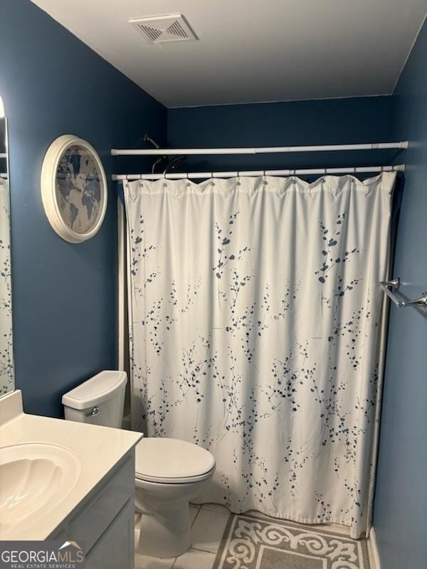 full bathroom featuring toilet, tile patterned floors, vanity, visible vents, and a shower with curtain