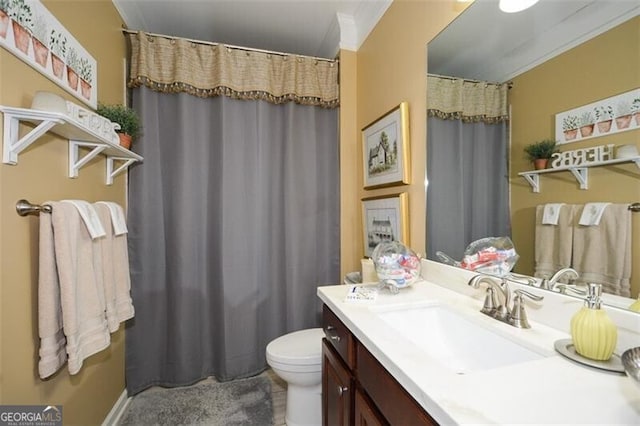 full bath featuring ornamental molding, a shower with shower curtain, vanity, and toilet