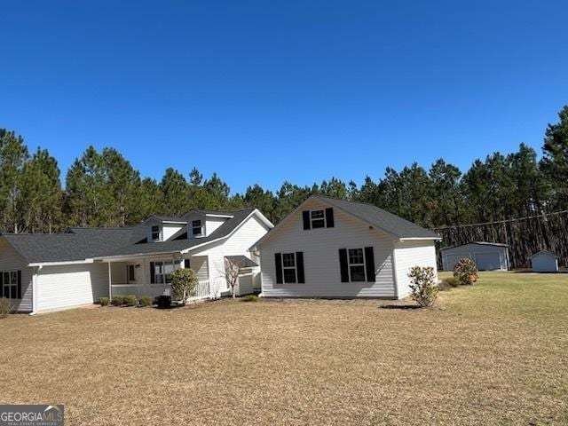 view of front of home featuring a front yard