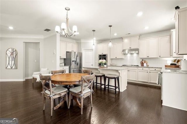 dining area with visible vents, dark wood-style flooring, crown molding, a notable chandelier, and recessed lighting