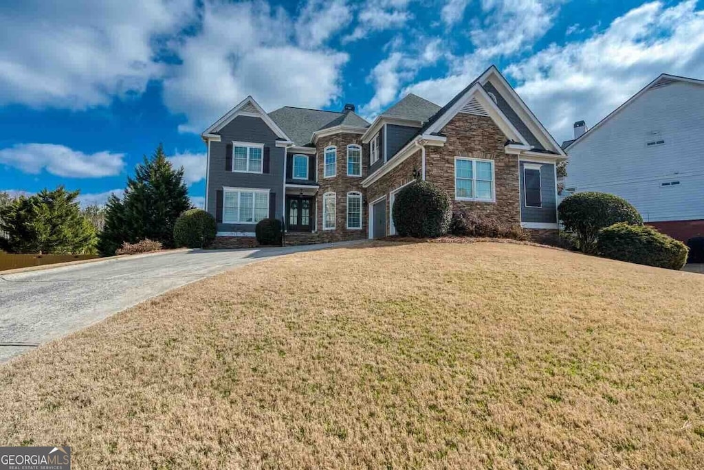 view of front of home featuring a front lawn