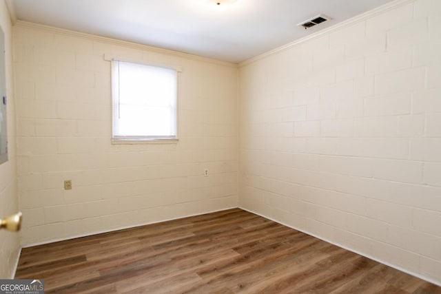 spare room with dark wood-style floors and visible vents