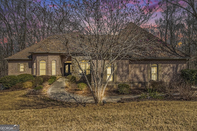 view of front of property featuring a front yard and brick siding