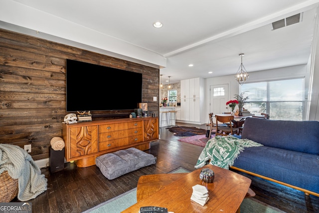 living area featuring a notable chandelier, visible vents, wood finished floors, and recessed lighting