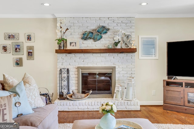 living area with recessed lighting, baseboards, wood finished floors, and crown molding