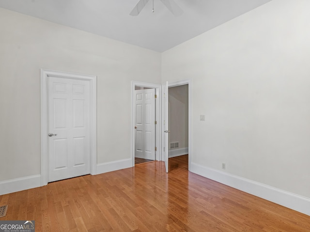 unfurnished bedroom featuring light wood-type flooring, baseboards, visible vents, and a ceiling fan