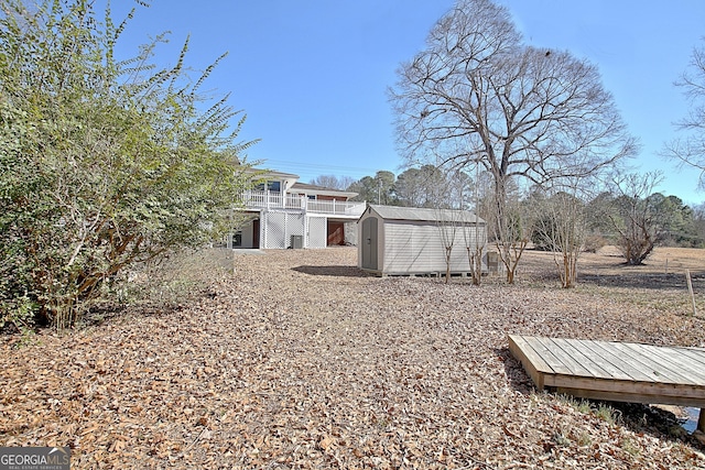 view of yard with an outdoor structure and a storage shed