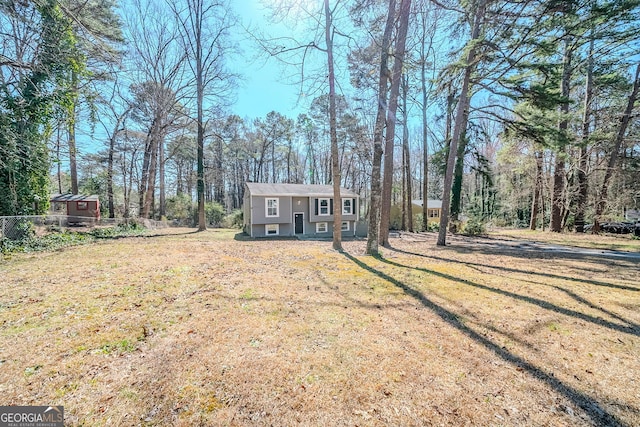 view of front of property featuring a front lawn