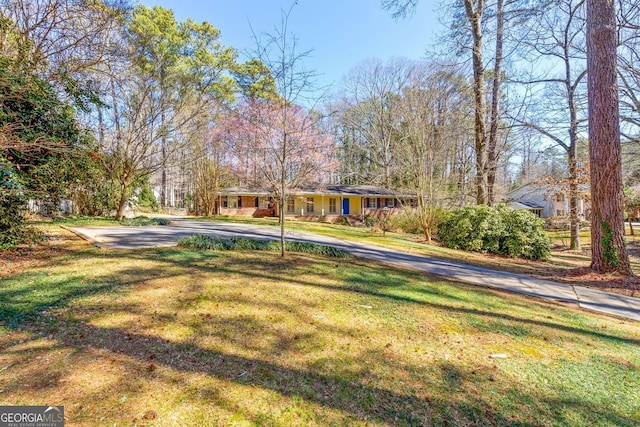 view of front of home with driveway and a front yard