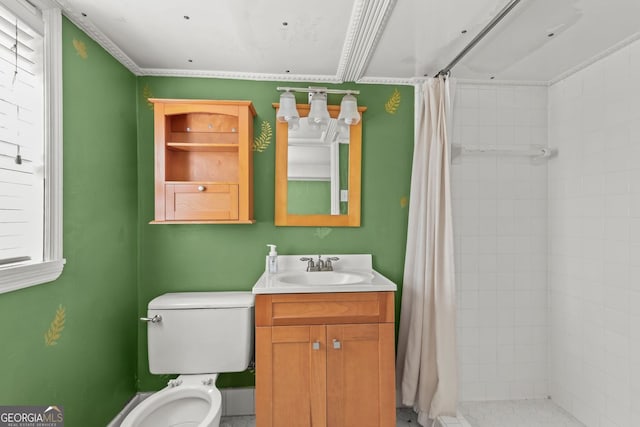 full bathroom featuring tiled shower, vanity, and toilet