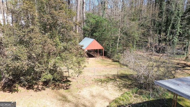 birds eye view of property featuring a forest view