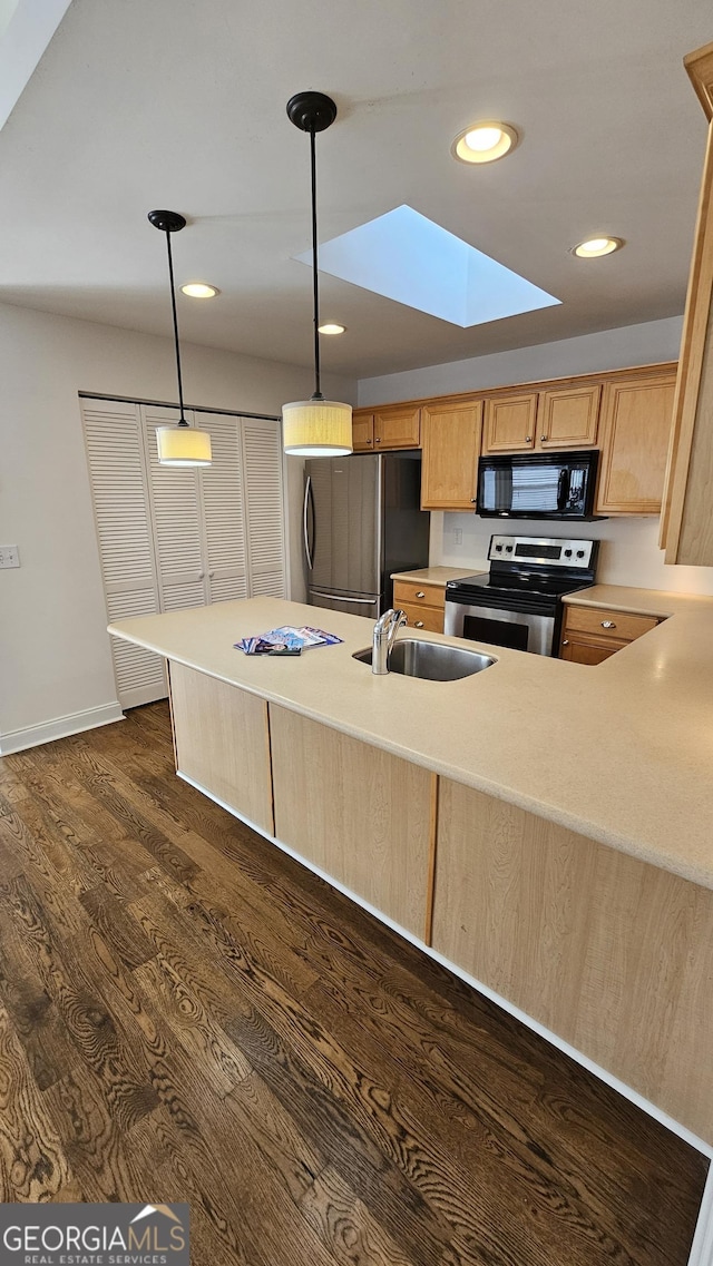 kitchen with dark wood-style floors, stainless steel appliances, a sink, and light brown cabinetry