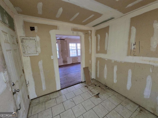 empty room featuring light tile patterned floors