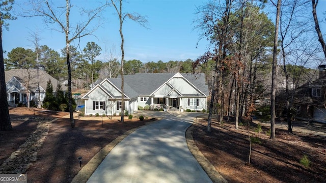 view of front of property featuring concrete driveway