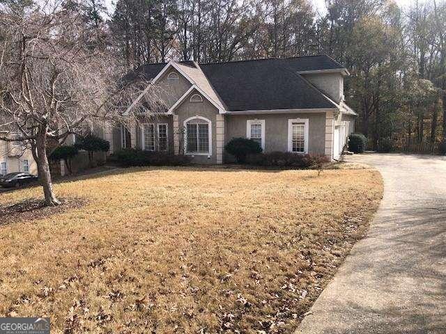 view of front of property with a front yard