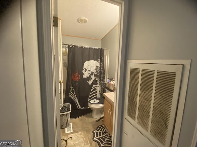 full bathroom featuring toilet, a shower with shower curtain, visible vents, vanity, and a heating unit