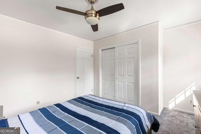 carpeted bedroom featuring ceiling fan, a closet, and baseboards