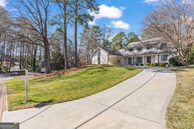 view of front facade with a front yard and driveway