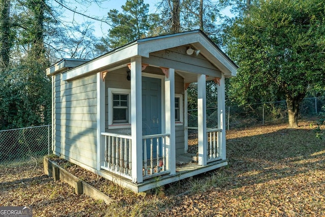 view of outdoor structure featuring an outdoor structure and a fenced backyard