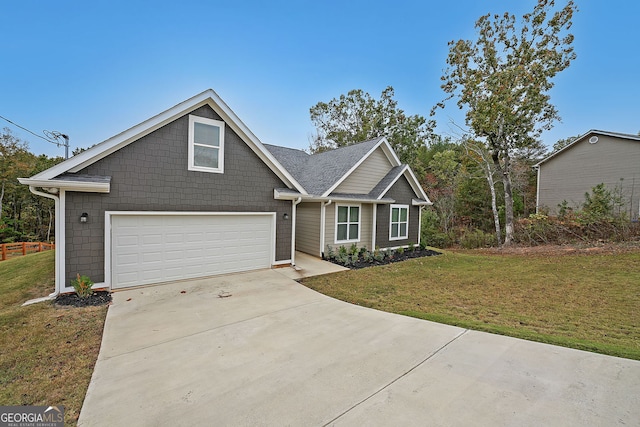 view of front facade featuring driveway and a front lawn