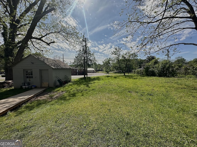 view of yard featuring an outdoor structure