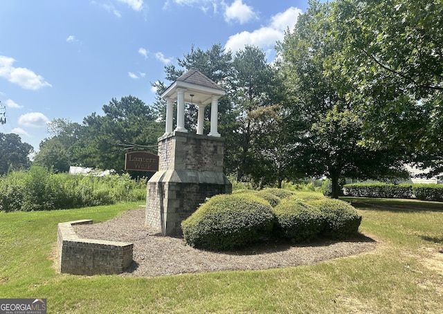 community / neighborhood sign with a lawn