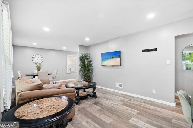 living room featuring recessed lighting, visible vents, baseboards, and wood finished floors