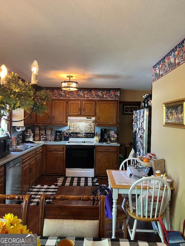 kitchen with dishwasher, electric stove, freestanding refrigerator, a textured ceiling, and under cabinet range hood