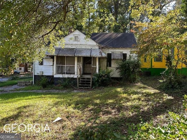 bungalow-style home featuring a front lawn