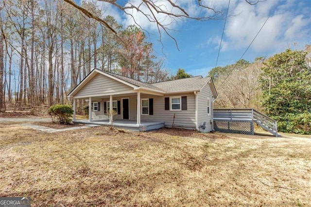 view of front of home featuring a porch and a front yard