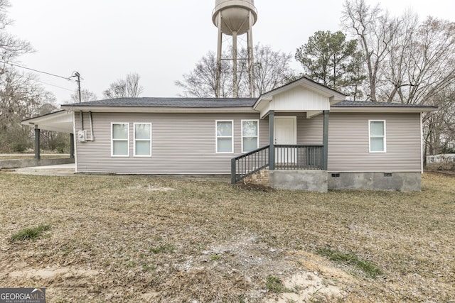 view of front of house featuring crawl space and a front yard