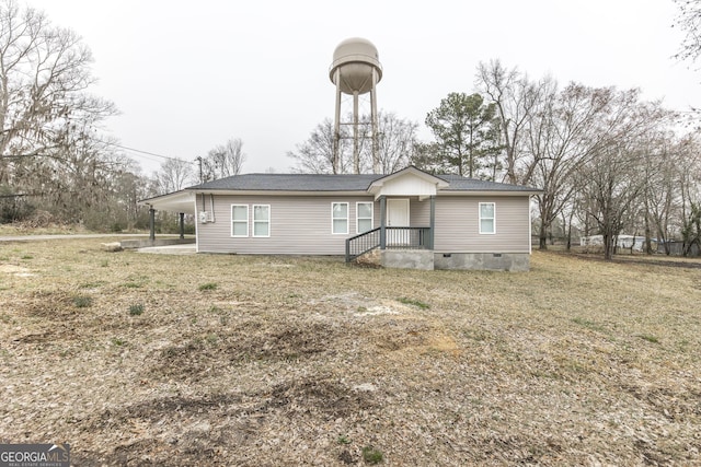 view of front of house featuring crawl space and a front yard