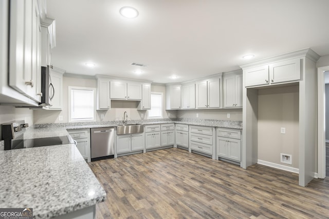 kitchen featuring recessed lighting, stainless steel appliances, a sink, dark wood finished floors, and crown molding