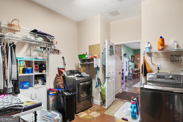 kitchen featuring washing machine and clothes dryer