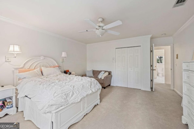 bedroom featuring light carpet, visible vents, a ceiling fan, crown molding, and a closet